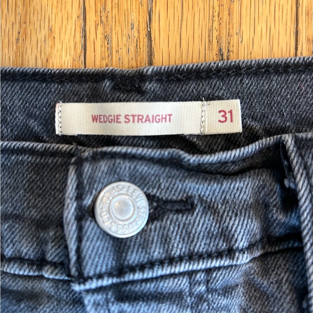 Women’s Levi’s 31 Wegdie- Super cute style!!